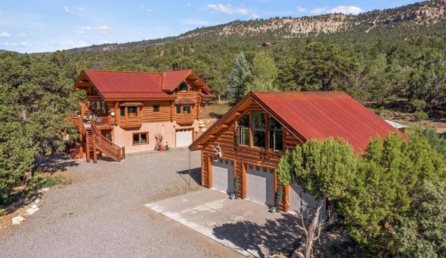Pleasant Valley Retreat -Quaint 2-Bedroom Loft & Den Incredible Mountain Views!