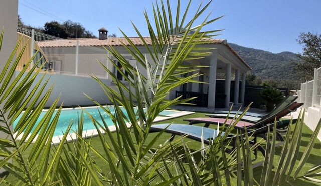 Pleasant villa with swimming pool, all comforts, facing the mountains, 2 km from town