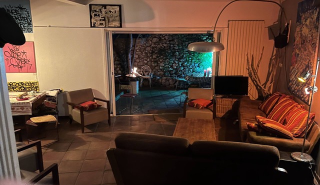 Pleasant village house garden, bbc game room - 5' from beach + Housework free