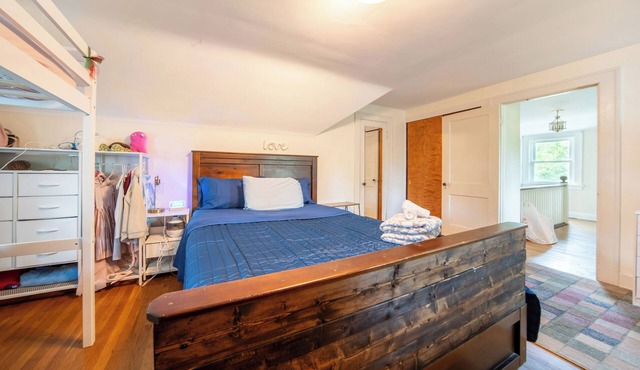 Pleasant Wooden Retreat 3-bedroom house with AC in Novelty