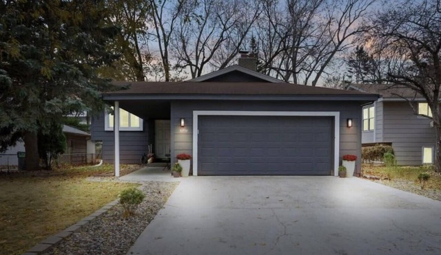 Pleasantly Beautiful Home l Wet Bar l Location