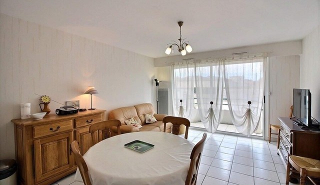 PLEIADE 11: 2-person apartment in city center with private parking.
