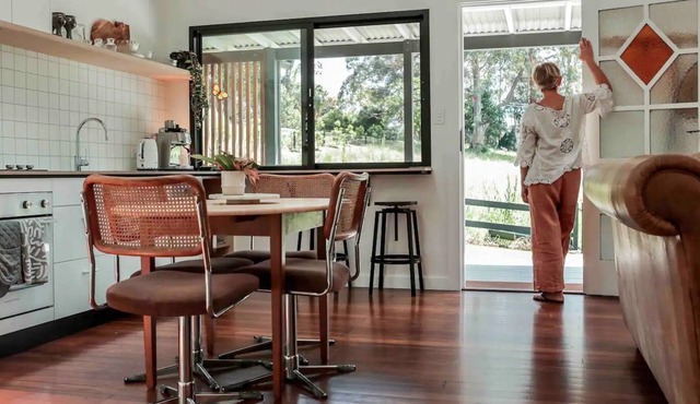 Plenty Cottage. Beauty by town & sea.