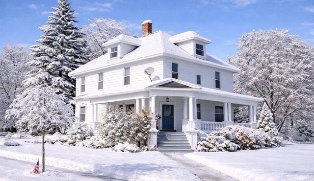 Plenty of Parking & Trail Access! Walk to restaurants & bars in Munising