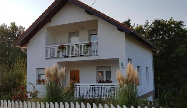 Plitvice Oaza Mira - Detached house with large garden and barbecue house