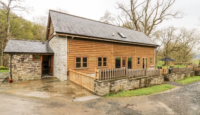 PLOONY BARN, pet friendly, with hot tub in Knighton