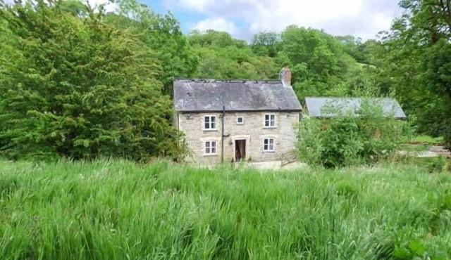 PLOONY COTTAGE, pet friendly, character holiday cottage in Bleddfa