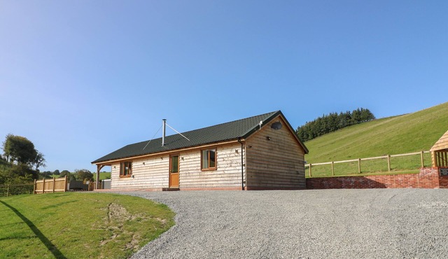 PLOONY HILL CABIN, pet friendly, with hot tub in Knighton