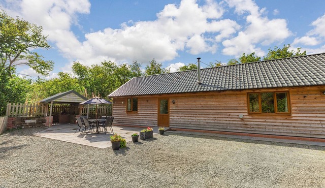 PLOONY HILL LODGE, pet friendly, with hot tub in Bleddfa