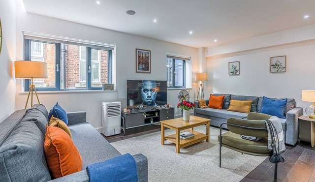 🌐 PlotSeeker Short Lets London 🌐 🗝 1BR Flat – Sleeps up to 6 Guests 🗝 King Bed + 2 Comfortable Sofa Beds 🗝 Super-Fast WiFi & Dedicated Workspace 🗝 Fully Equipped Kitchen + Dining Area 🗝 Washer Smart TV (Netflix/Prime) ?