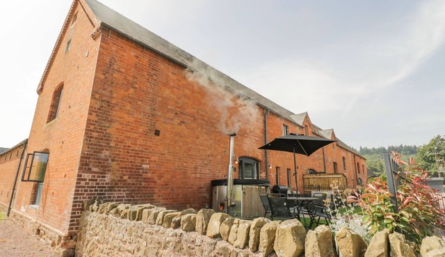 PLOUGH SHARE, pet friendly, character holiday cottage in Huntley