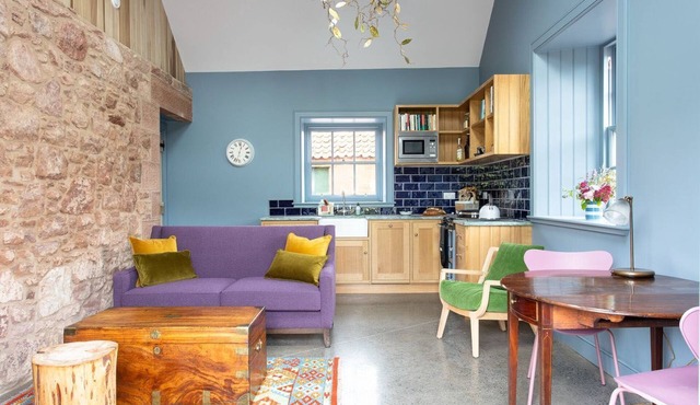 PLOUGHMAN'S BOTHY AT PAPPLE STEADING - A cosy rural bolthole for 2 close to East Lothian's outstandi