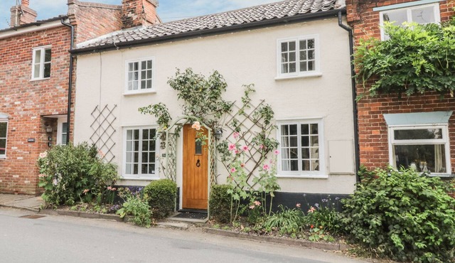 PLOUGHMAN'S, pet friendly, character holiday cottage in Hoxne