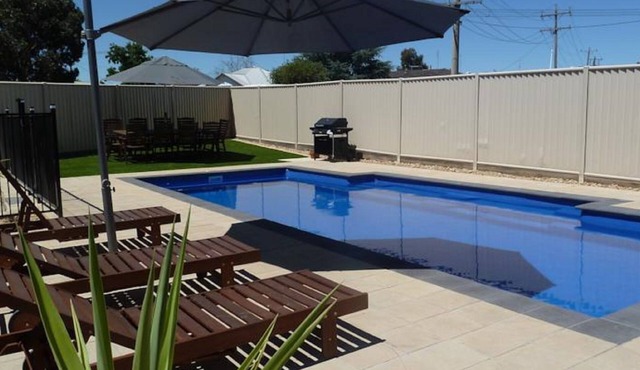 Ploughmans Motor Inn