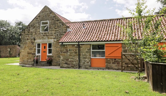 PLUM COTTAGE, pet friendly, with open fire in Guisborough