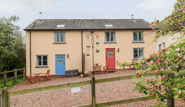 PLUM COTTAGE, romantic, character holiday cottage in Crediton