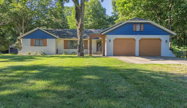 Plum Creek - Large home with 2 kitchens close to Pier Cove!