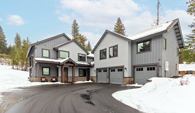 Plum Creek Lodge Expansive Mountain Views 6BR 5.5BA Game Room