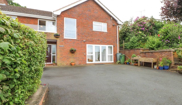 PLUM HILL, character holiday cottage, with a garden in Oswestry