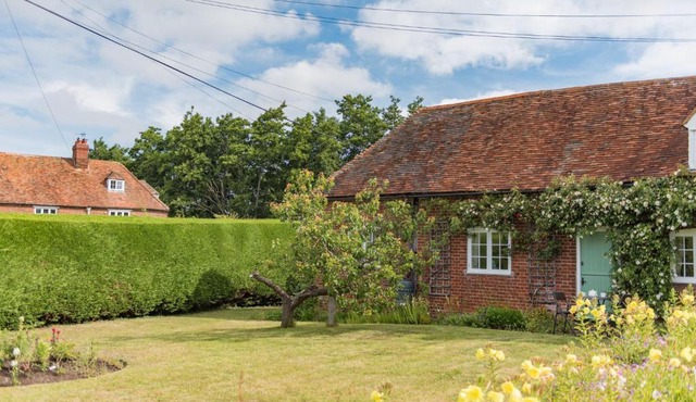 Plum Pudding Cottage by Bloom Stays