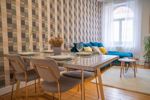 Plumeria - Grand Appartement 75m2 - Au calme avec Jardin - Idéal Famille ou Groupe de Travailleurs - Parking Public Gratuit - 2 Chambres - 4 Lits séparés