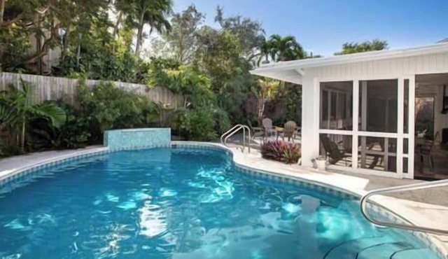 Plumeria Paradise, modern home close to the beach