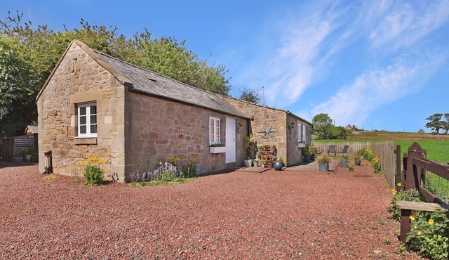 PLUMTREE COTTAGE, romantic in Alnmouth