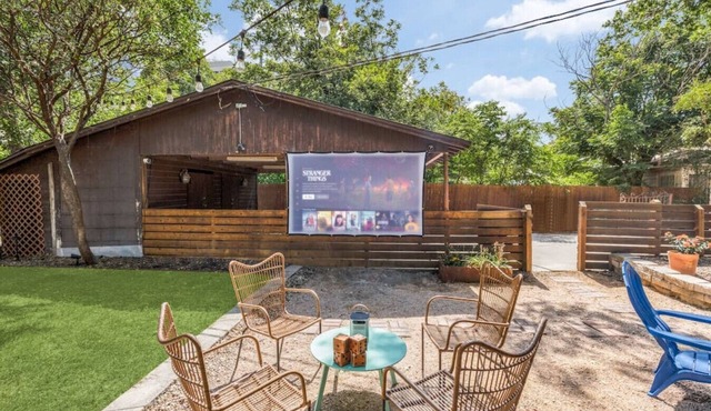 Plunge Pool&Hot tub~Outdoor Theater~King Bed~Downtown