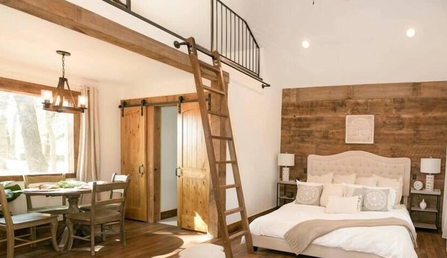 Plush Cabin 4 min to Homestead Heritage 18 min to Magnolia