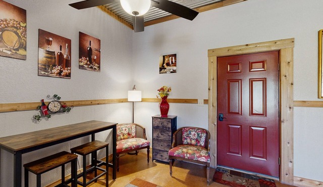 Plush dog-friendly suite on HWY 290 Wine Trail