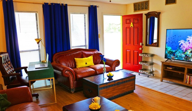 Plush Double King Apt w Parking, Pet friendly, WiFi & Laundry