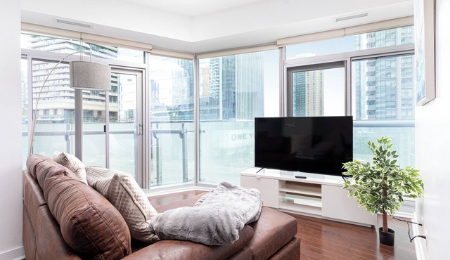 Plush Hotel -Downtown Toronto 2 bedroom suite near CN Tower