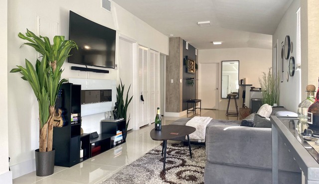 Plush Modern 2 BD Home with Jacuzzi Near Wynwood-Design District