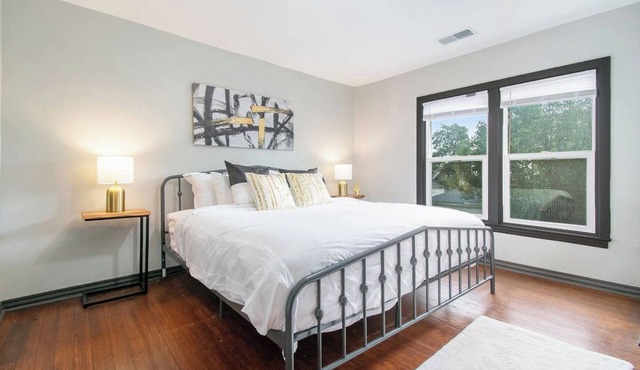 Plush Retreat Central Location Private FreeParking