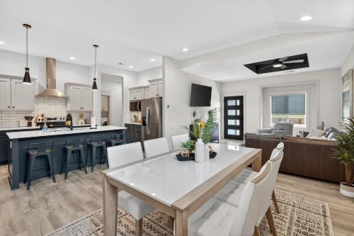 Plush & Roomy - Perfect for All Ages near KU & KC