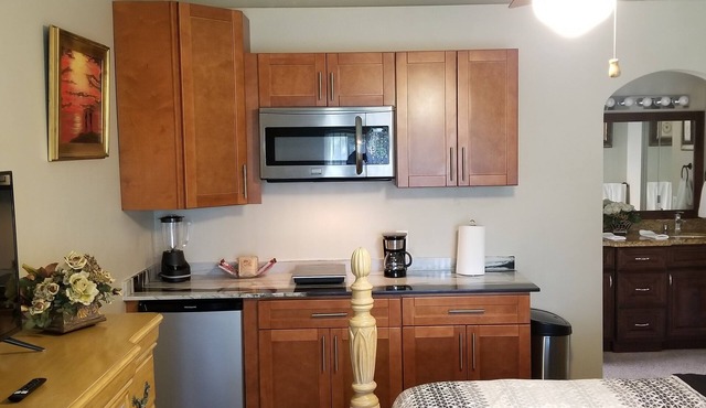 Plush Suite -Private Entrance-Kitchen-Bath
