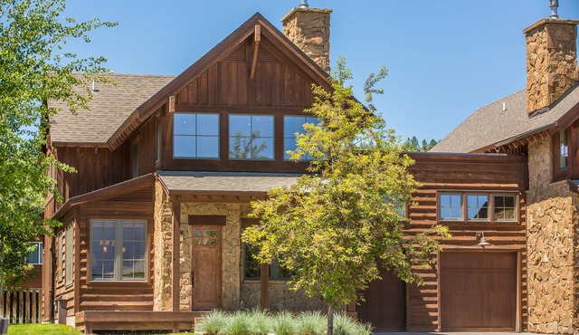 Plush Townhome! Walk to Music in The Mountains Every Thurs! 15 Min Drive to Reso