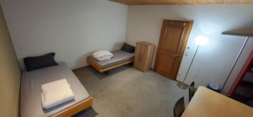 Pluto - Private Room with Shared Kitchen Shower and Toilet - Chur Old Town