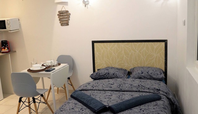 PLUTON 's near the gare station and markets