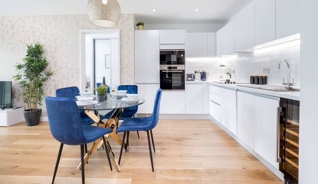 Pluxa Bleu Allure ******* Glamorous City Centre Stay