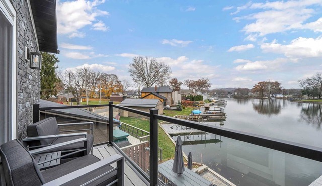 PLX Spring and Summer Getaways! : 3BR Lakefront Sleeps 8