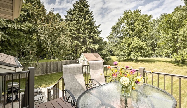 Plymouth House: Walk to Beach & Medicine Lake!