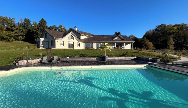 PMR villa with large heated pool from May to October on sunny hillside