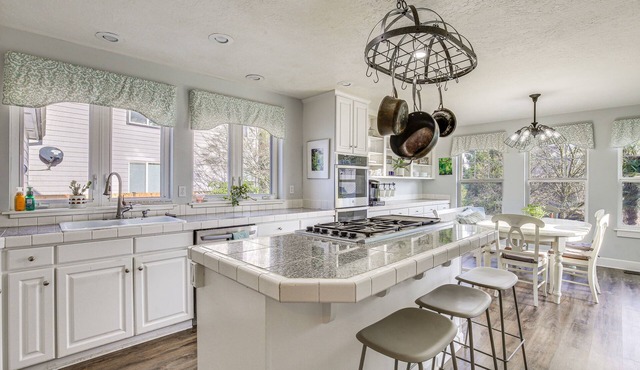 PNW Getaway w/ Pool Access Near Skiing & Hiking!