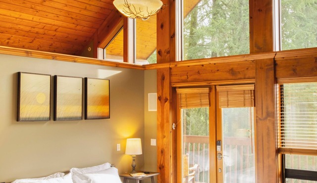 PNW King Suite + Hot Tub + Mountain View Retreat + close to Seattle