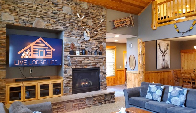 PNW Luxe Lodge- 4 Suites, Game Rm, Loft, 12xSHARC, Bikes, Hot Tub, Big Deck, ADA