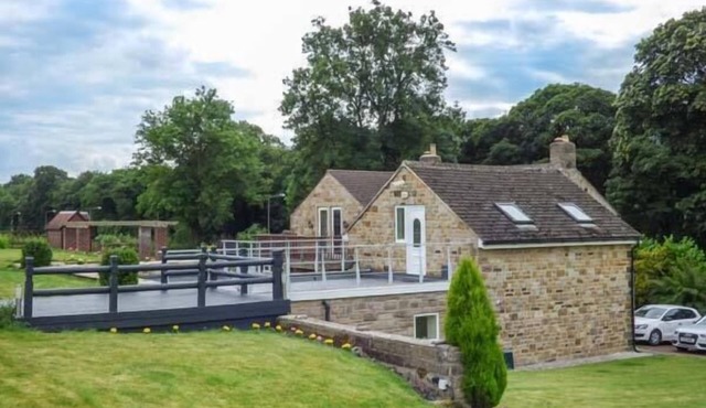 POACHER'S REST, pet friendly, character holiday cottage in Rowsley