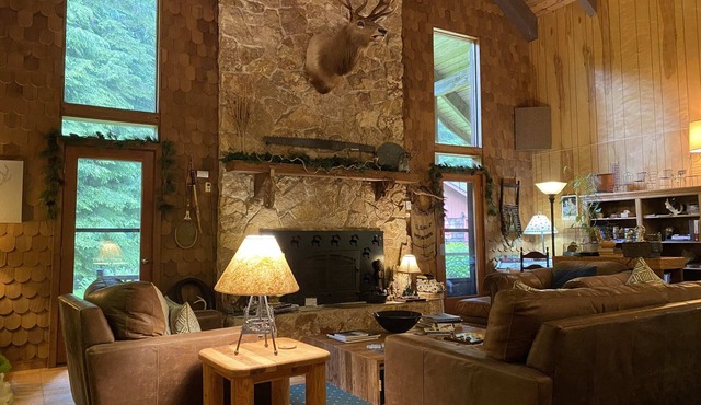 Pocahontas- Rustic & Tranquil Lodge Room at the Manitou Lodge