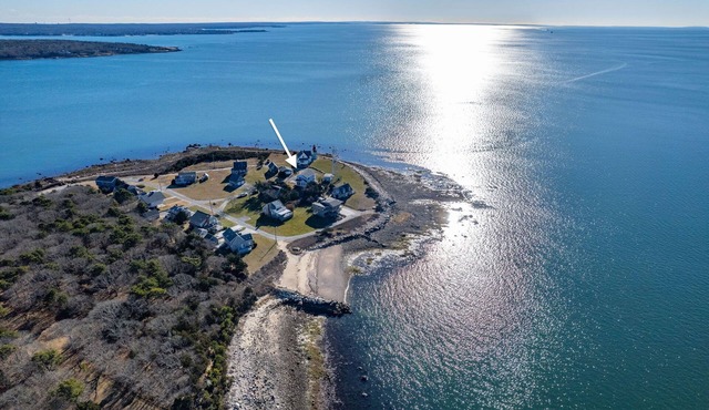 Pocasset Oceanfront: Beach, Hot Tub & Fire Pit!