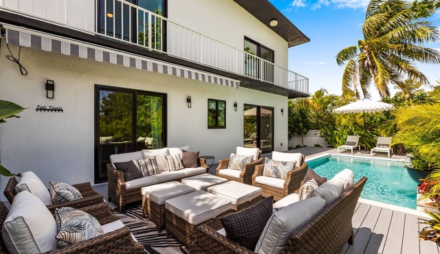 POCKETFUL OF SUNSHINE ~ 5 BR Near Beach and Prime Fireworks Watching!